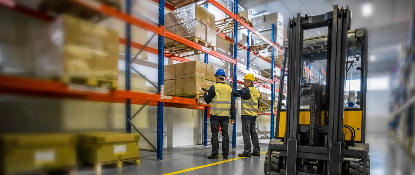 Medewerkers aan het werk in een distributiecentrum